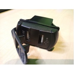 Διακόπτης με θύρες USB και βολτόμετρο