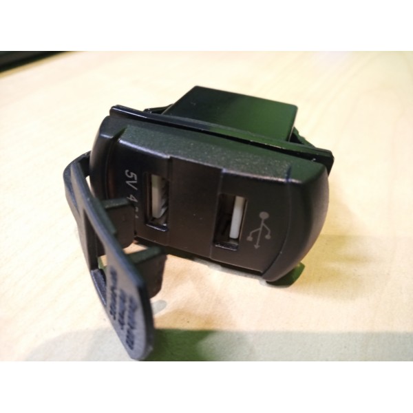 Διακόπτης με θύρες USB και βολτόμετρο Διακόπτης με θύρες USB και βολτόμετρο